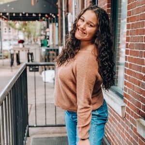 LOOKING FOR ALPHA PHI GEAR ASAP